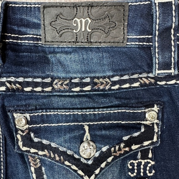 Miss Me Embroidered Flap Signature Cuffed Capri Jeans Size 27 - Picture 7 of 12